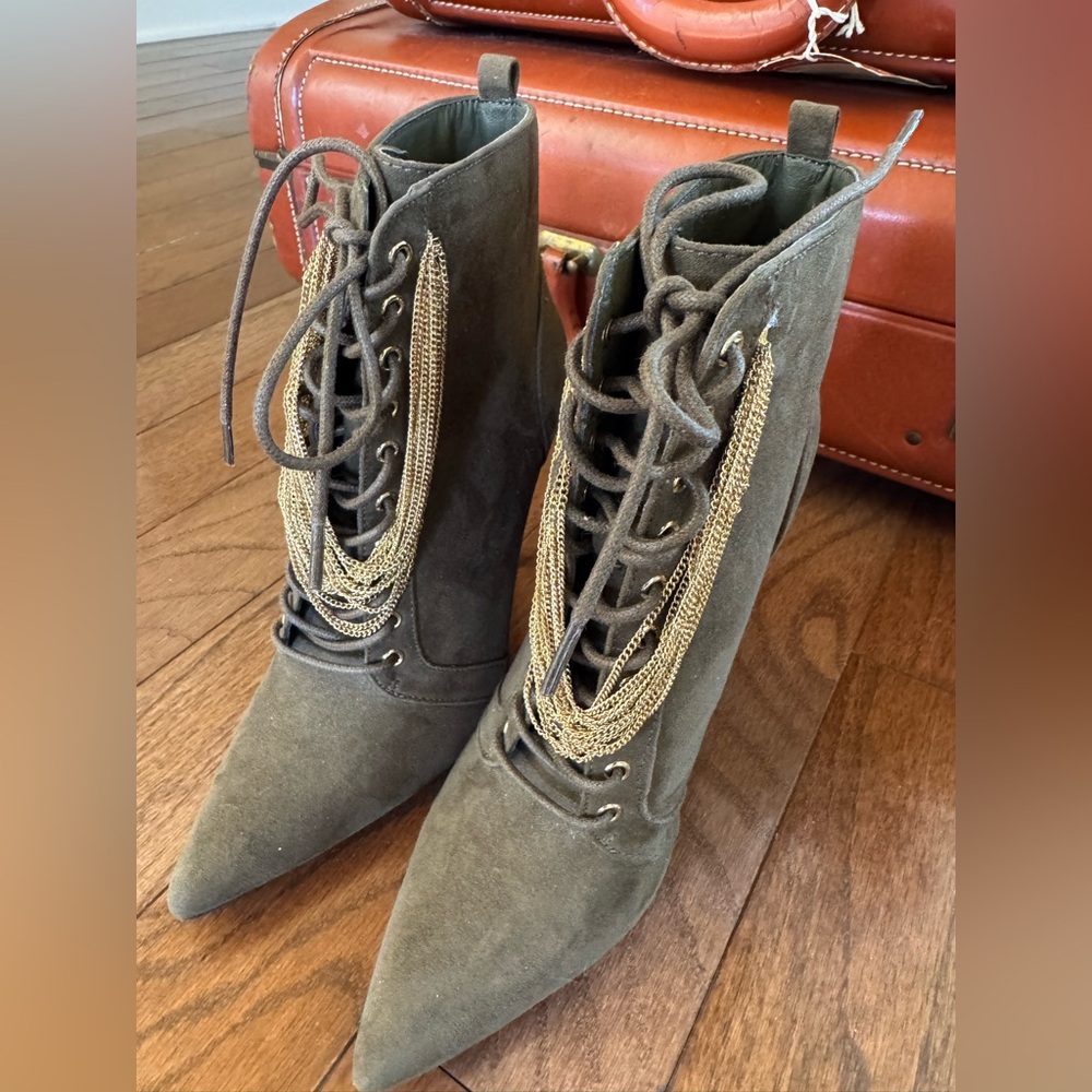 Shoe Dazzle Olive Green Suede Gold Chain lace up ankle boots 5 inch heel Size7.5
